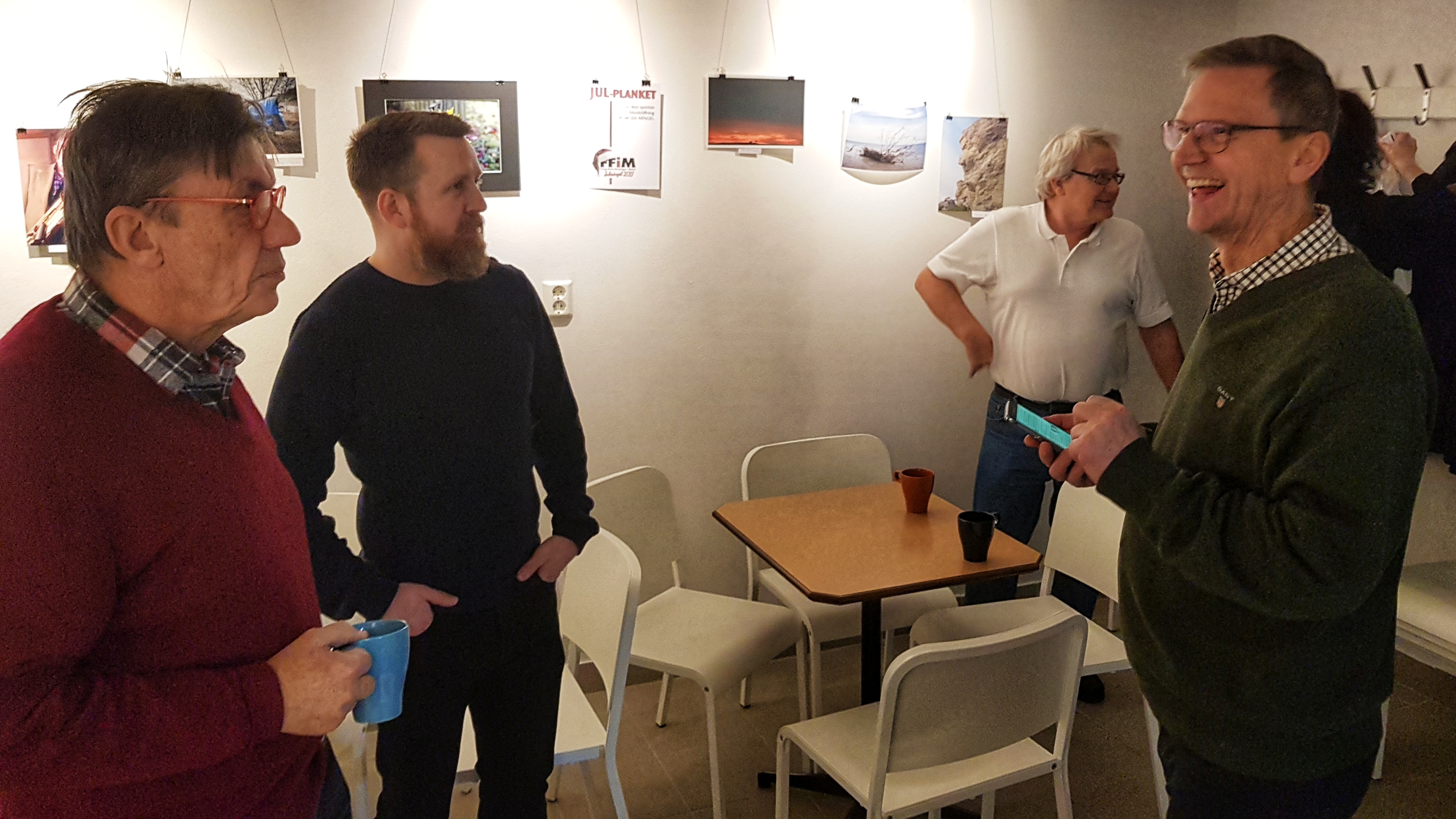 Viggo, Anders och Ulf diskuterar gatufoto under fikapausen.