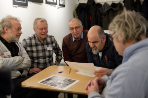 Gert, Kenneth, Gaetano, Javier och Anders diskuterar bilderna. (Foto: Rikard)